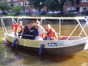Bootje huren met overkapping bij Boaty in Amsterdam