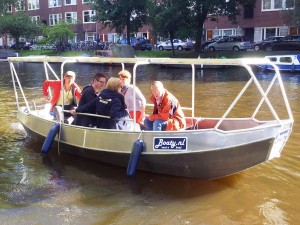 Bootje huren met overkapping bij Boaty in Amsterdam