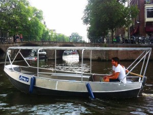 Deels overdekt bootje huren bij Boaty Amsterdam