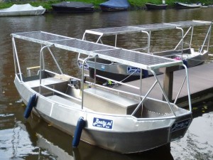 gedeeltelijk overkapt bootje huren bij Boaty Bootverhuur Amsterdam