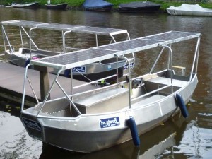 gedeeltelijk overkapt bootje huren bij Boaty Bootverhuur Amsterdam