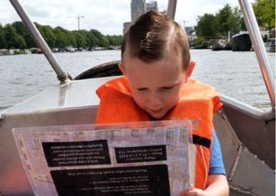 Jongen navigeert huurboot Amsterdam