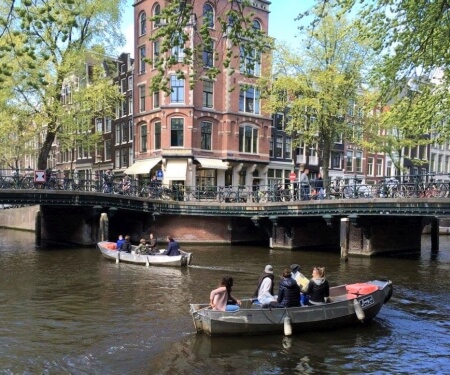 Varen Amsterdamse grachten met Boaty sloepje