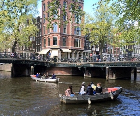 Varen Amsterdamse grachten met Boaty sloepje Varen Amsterdamse grachten met Boaty sloepje