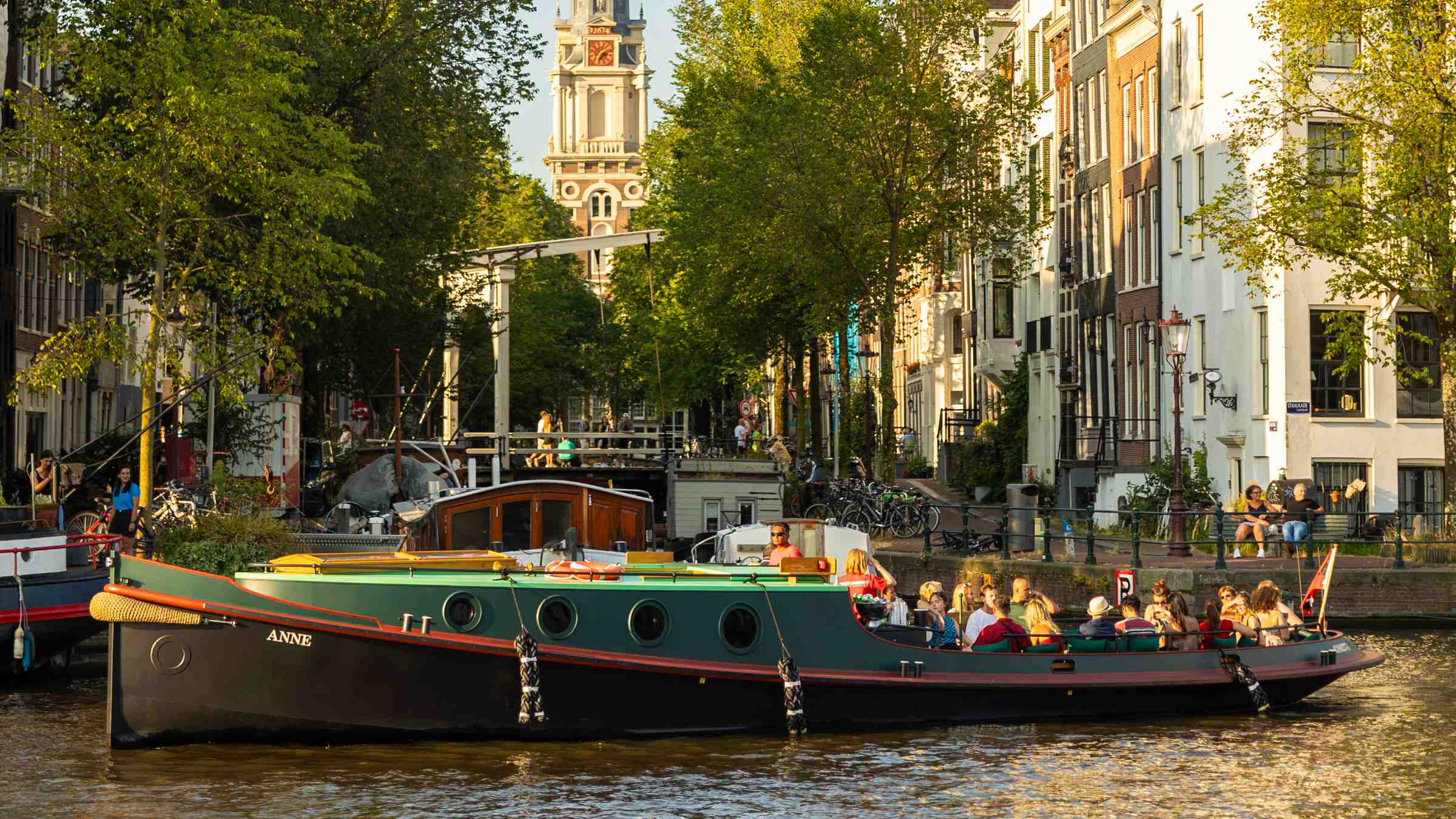 Klassieke sleepboot op de Amsterdamse grachten. 
